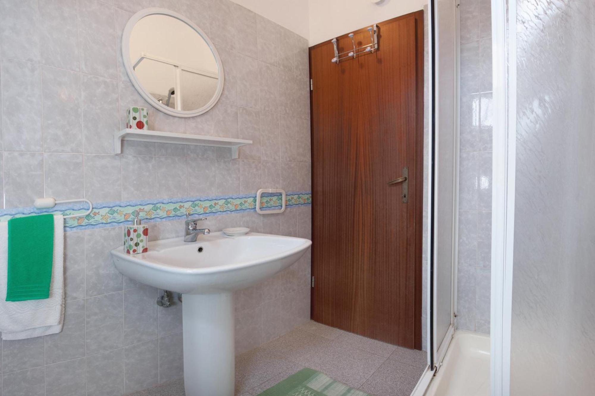 Apartments By The Sea Rastici, Ciovo - 2104 Trogir Ruang foto