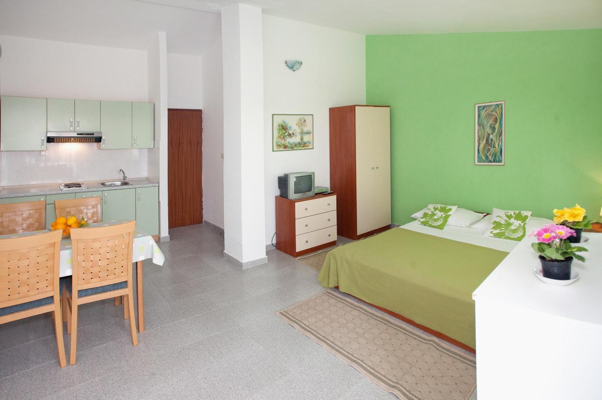 Apartments By The Sea Rastici, Ciovo - 2104 Trogir Ruang foto